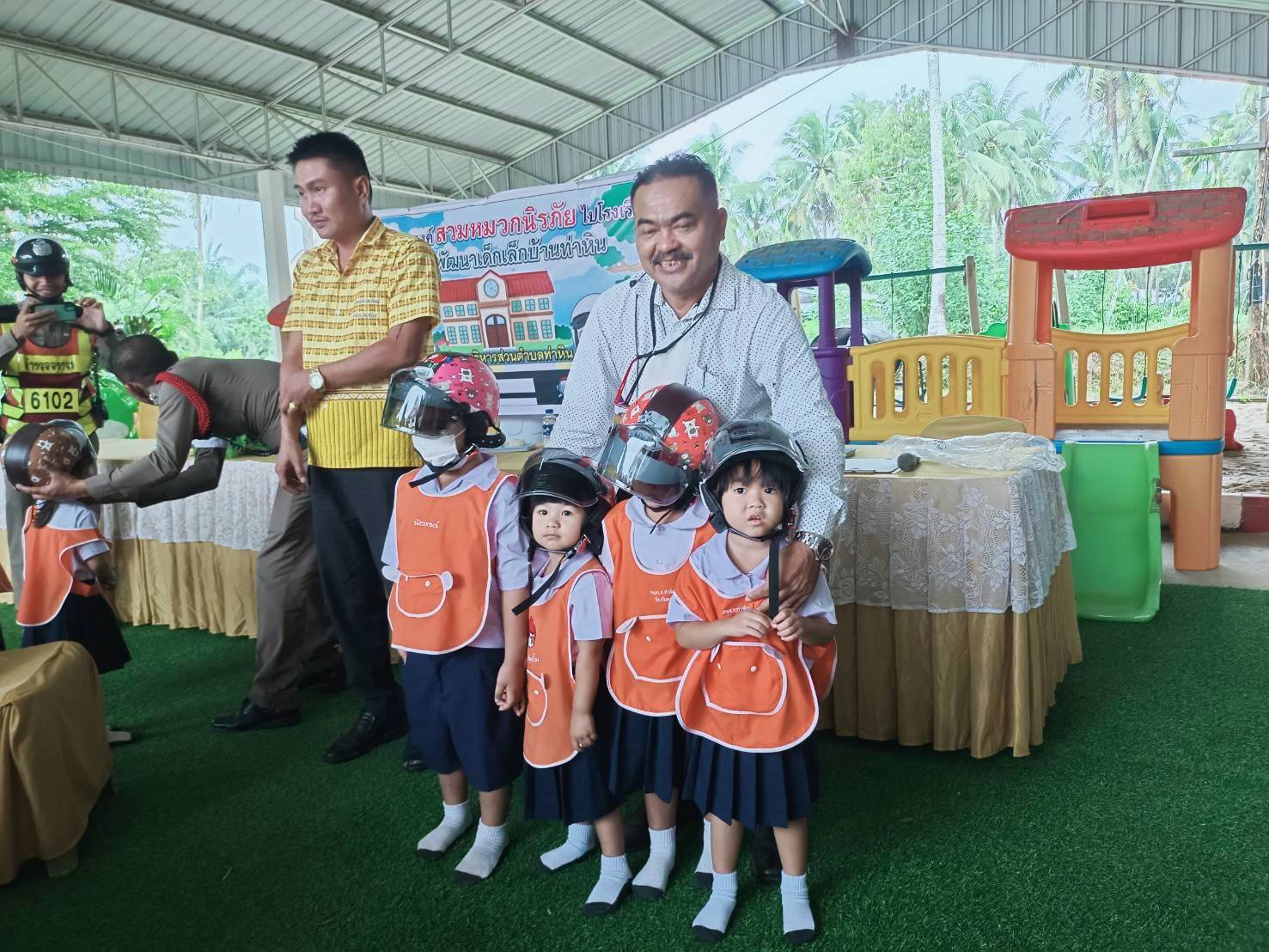 โครงการรณรงค์ขับขี่ปลอดภัยสวมใส่หมวกนิรภัยในศพด.บ้านท่าหิน